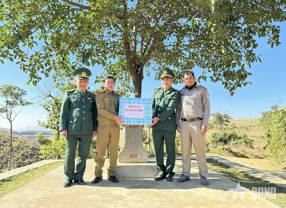 Bộ đội Biên phòng tỉnh Sơn La thăm, chúc Tết lực lượng vũ trang tỉnh Hủa Phăn
